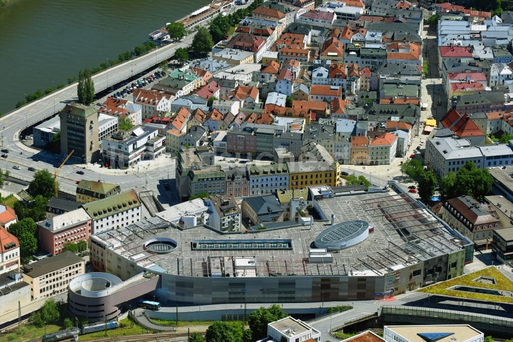 Passau von oben - Gebäude des Einkaufszentrum Stadtgalerie Passau an der Bahnhofstraße in Passau im Bundesland Bayern, Deutschland