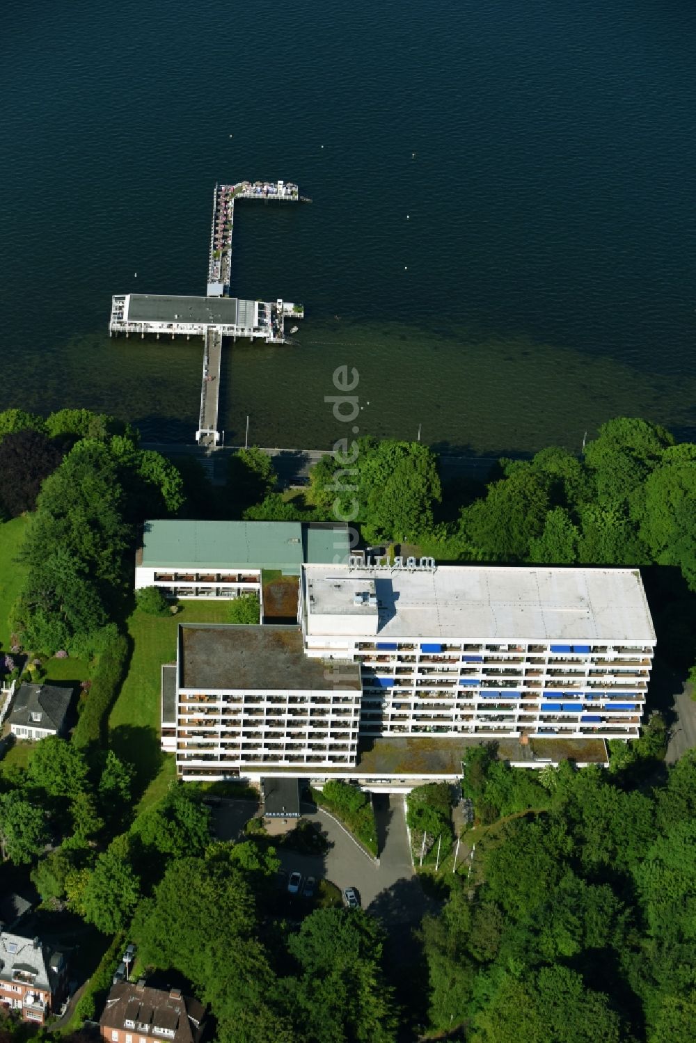 Luftaufnahme Kiel - Gebäudekomplex der Hotelanlage Maritim Hotel Bellevue Kiel an der Ostsee in Kiel im Bundesland Schleswig-Holstein, Deutschland
