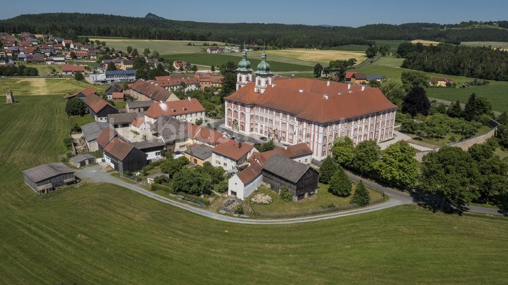Speinshart von oben - Gebäudekomplex des Klosters in Speinshart im Bundesland Bayern, Deutschland