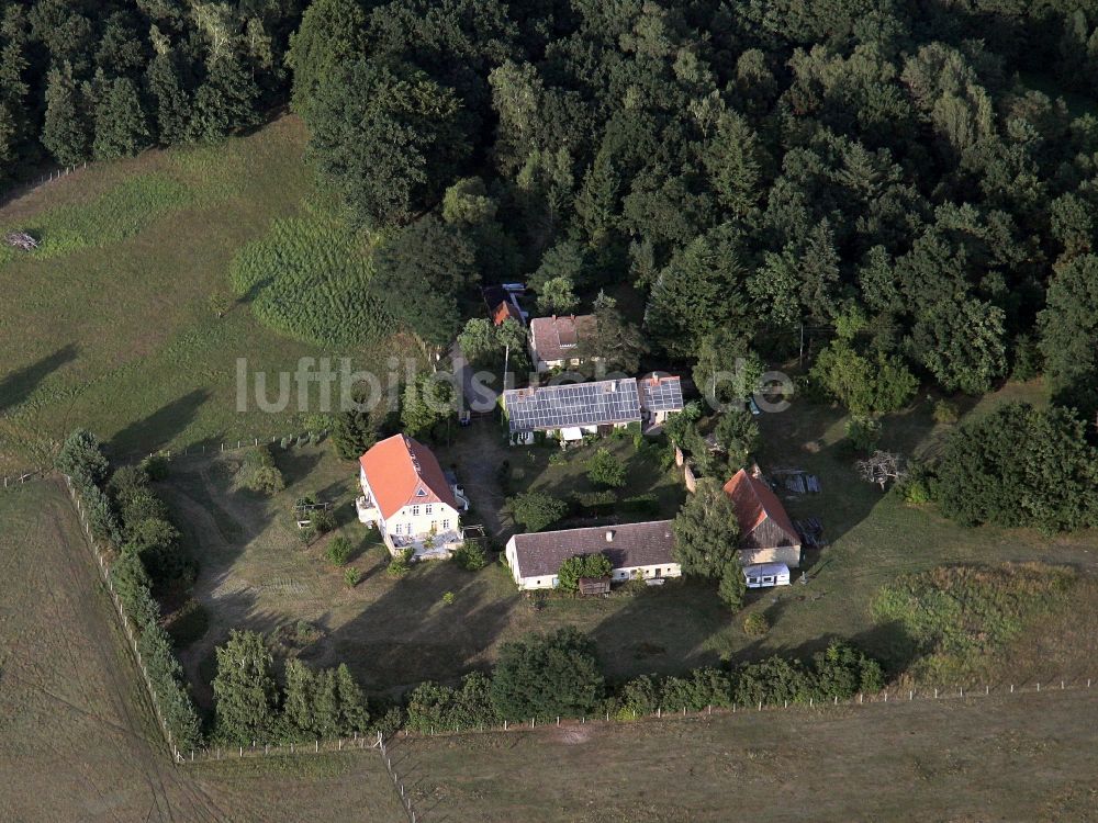 Luftaufnahme Kreuzbruch - Gehöft eines Bauernhofes am Rand von bestellten Feldern in Kreuzbruch im Bundesland Brandenburg