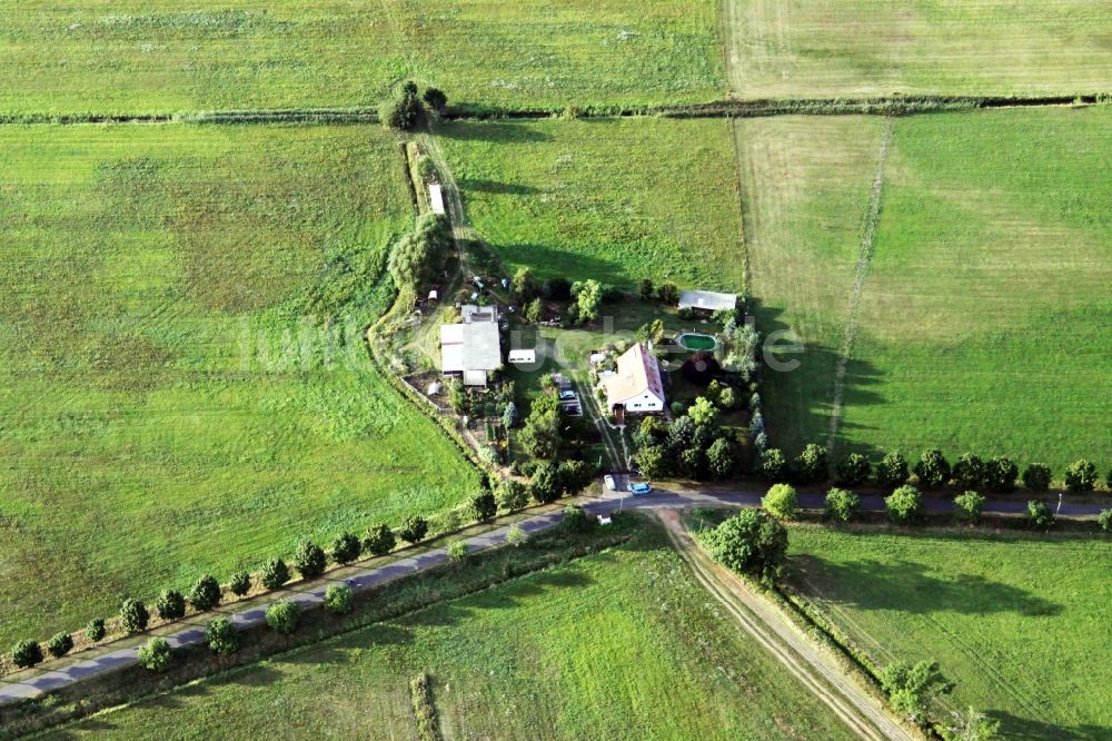 Kreuzbruch von oben - Gehöft eines Bauernhofes am Rand von bestellten Feldern in Kreuzbruch im Bundesland Brandenburg
