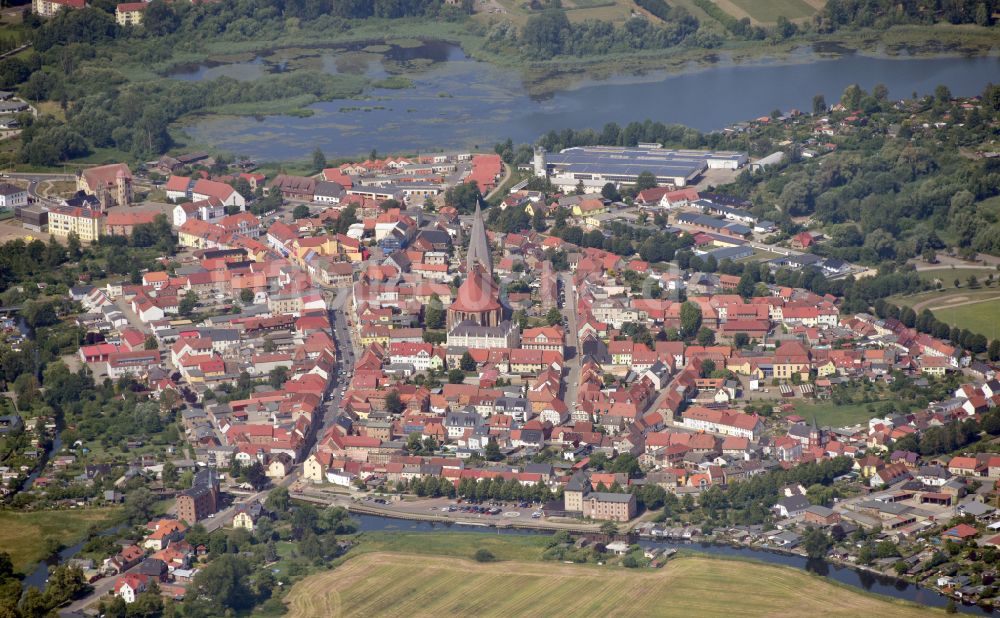 Luftaufnahme Bützow - Gesamtübersicht und Stadtgebiet mit Außenbezirken und Innenstadtbereich in Bützow im Bundesland Mecklenburg-Vorpommern, Deutschland