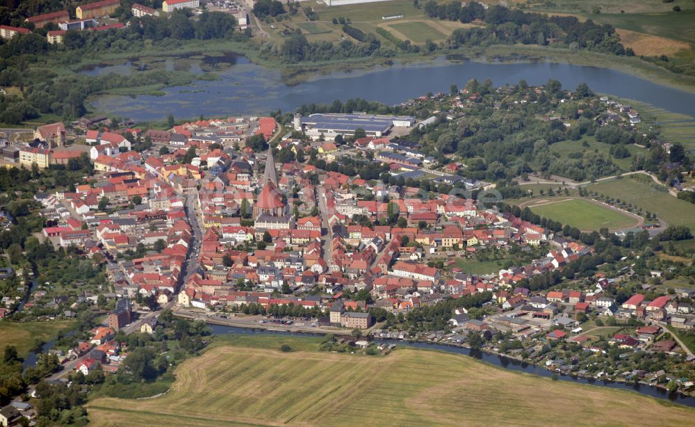 Bützow von oben - Gesamtübersicht und Stadtgebiet mit Außenbezirken und Innenstadtbereich in Bützow im Bundesland Mecklenburg-Vorpommern, Deutschland