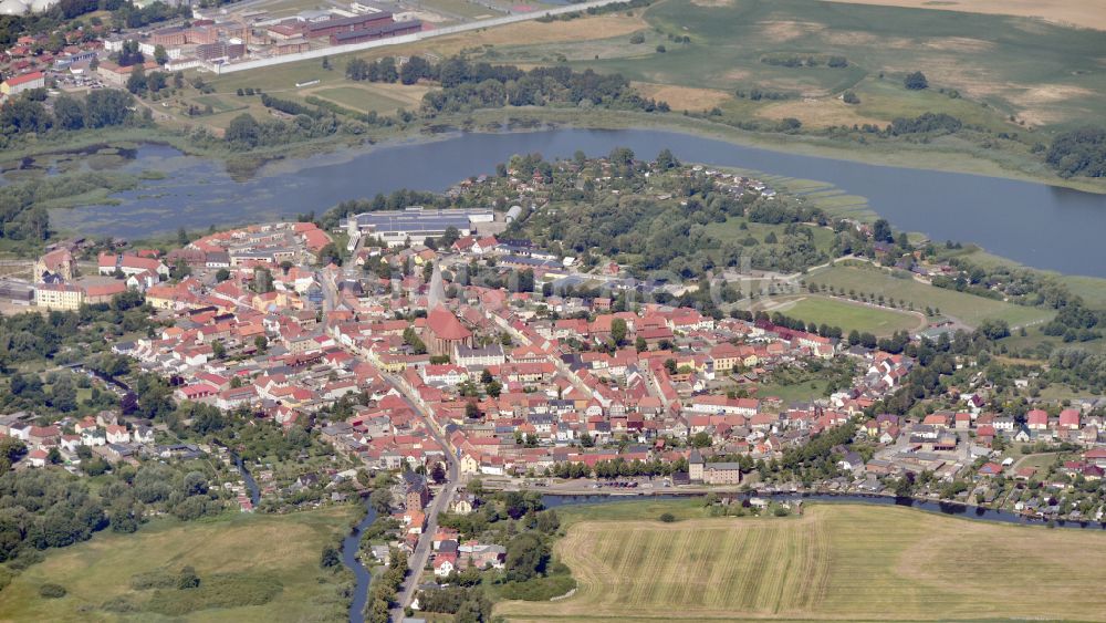 Luftbild Bützow - Gesamtübersicht und Stadtgebiet mit Außenbezirken und Innenstadtbereich in Bützow im Bundesland Mecklenburg-Vorpommern, Deutschland