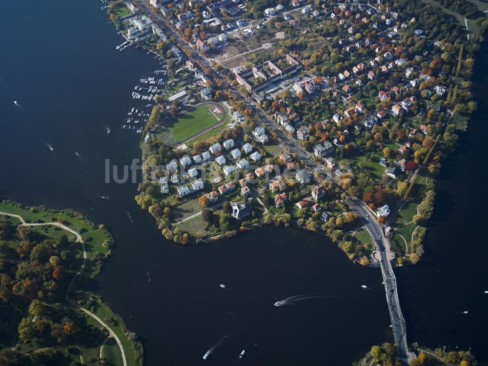 Luftaufnahme Potsdam - Glienicker Brücke über die Havel in Potsdam im Bundesland Brandenburg