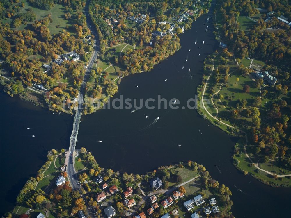 Potsdam aus der Vogelperspektive: Glienicker Brücke über die Havel in Potsdam im Bundesland Brandenburg