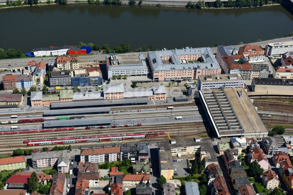 Passau aus der Vogelperspektive: Hauptbahnhof der Deutschen Bahn im Ortsteil Sankt Nikola in Passau im Bundesland Bayern, Deutschland