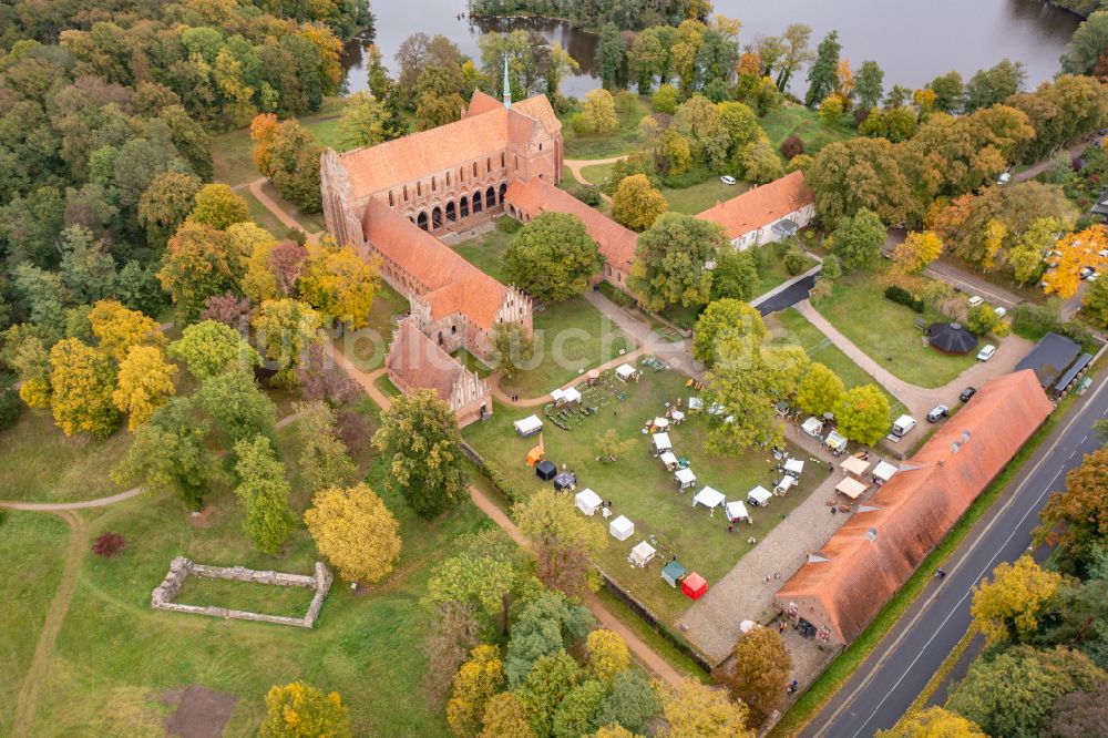 Chorin aus der Vogelperspektive: Herbstluftbild Gebäudekomplex des Klosters in Chorin im Bundesland Brandenburg