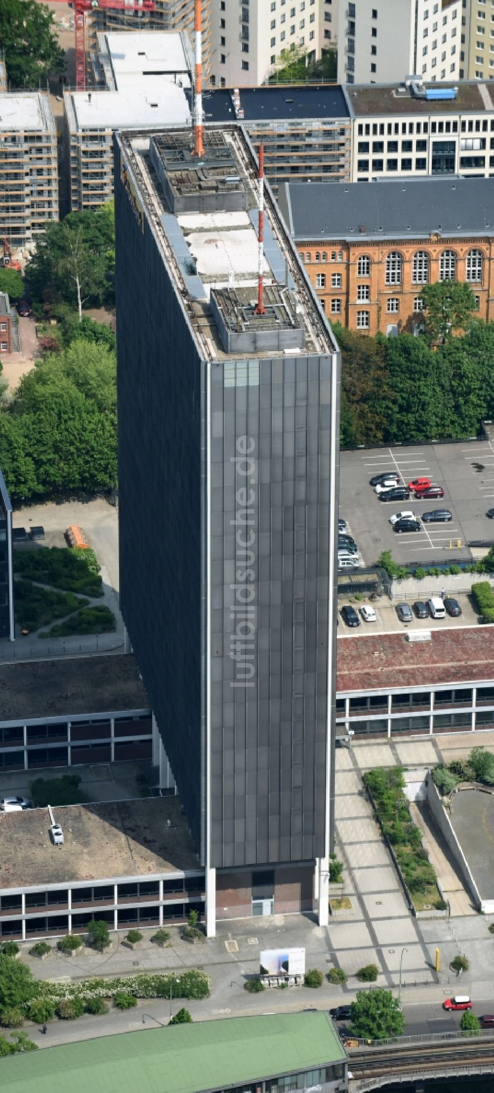 Berlin von oben - Hochhaus- Gebäude Postbank Finanzcenter Hallesches Ufer in Berlin