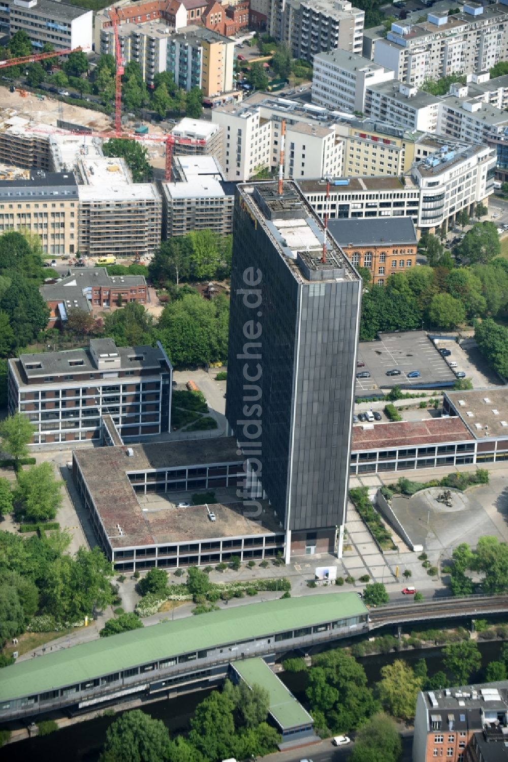 Berlin von oben - Hochhaus- Gebäude Postbank Finanzcenter Hallesches Ufer in Berlin