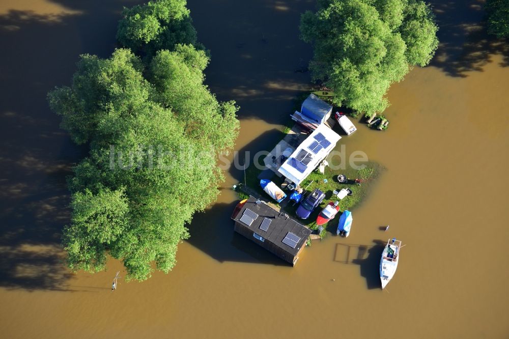 Luftaufnahme Dessau-Roßlau - Hochwasser Pegel - Situation durch Überschwemmung und Übertritt der Ufer der Elbe bei Dessau-Roßlau im Bundesland Sachsen-Anhalt