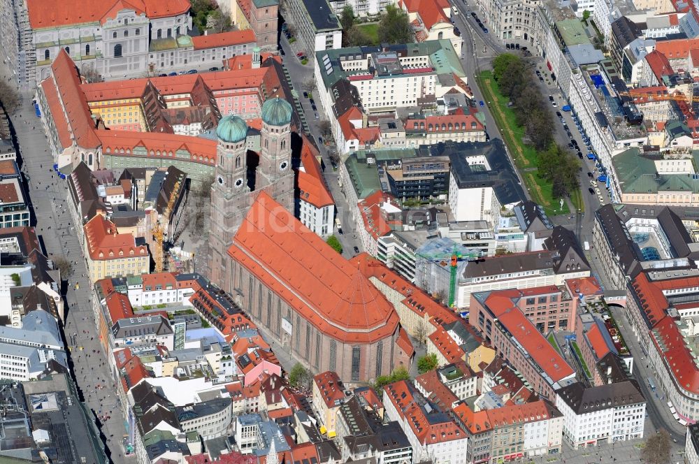 München von oben - Innenstadt von München mit Blick auf die Frauenkirche im Bundesland Bayern