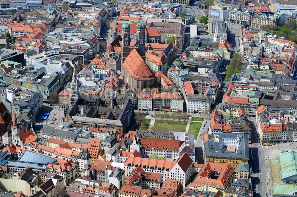 München aus der Vogelperspektive: Innenstadt von München mit Blick auf die Frauenkirche im Bundesland Bayern