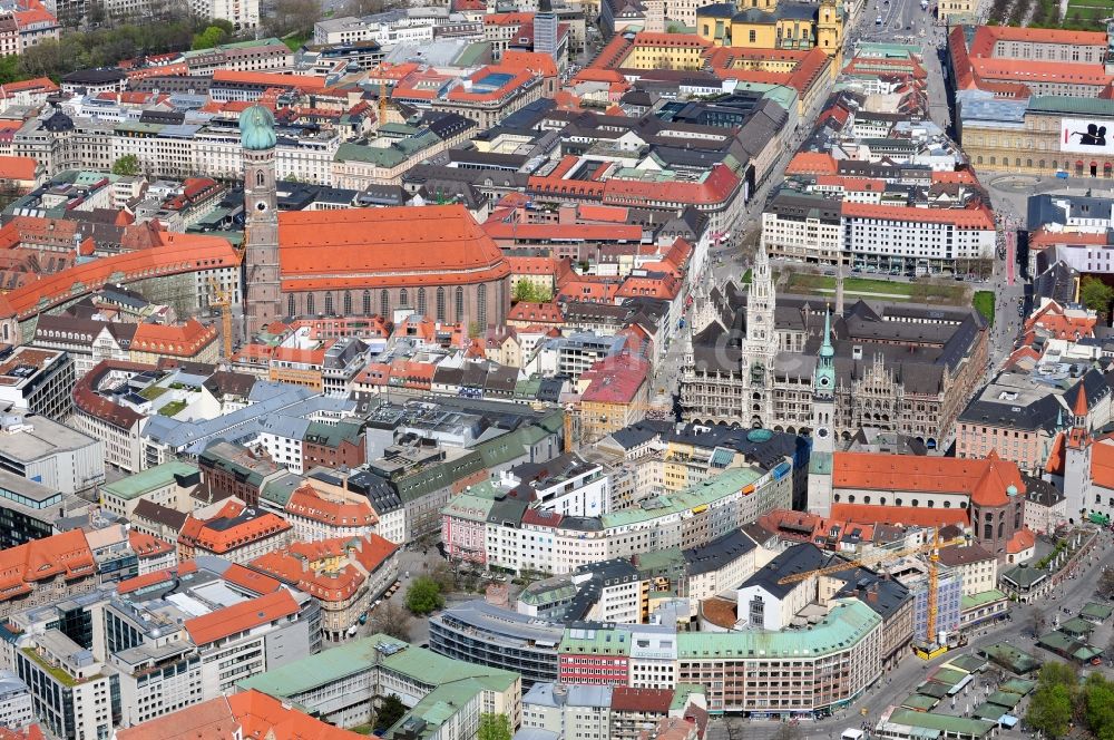 München aus der Vogelperspektive: Innenstadt von München mit Blick auf die Frauenkirche im Bundesland Bayern