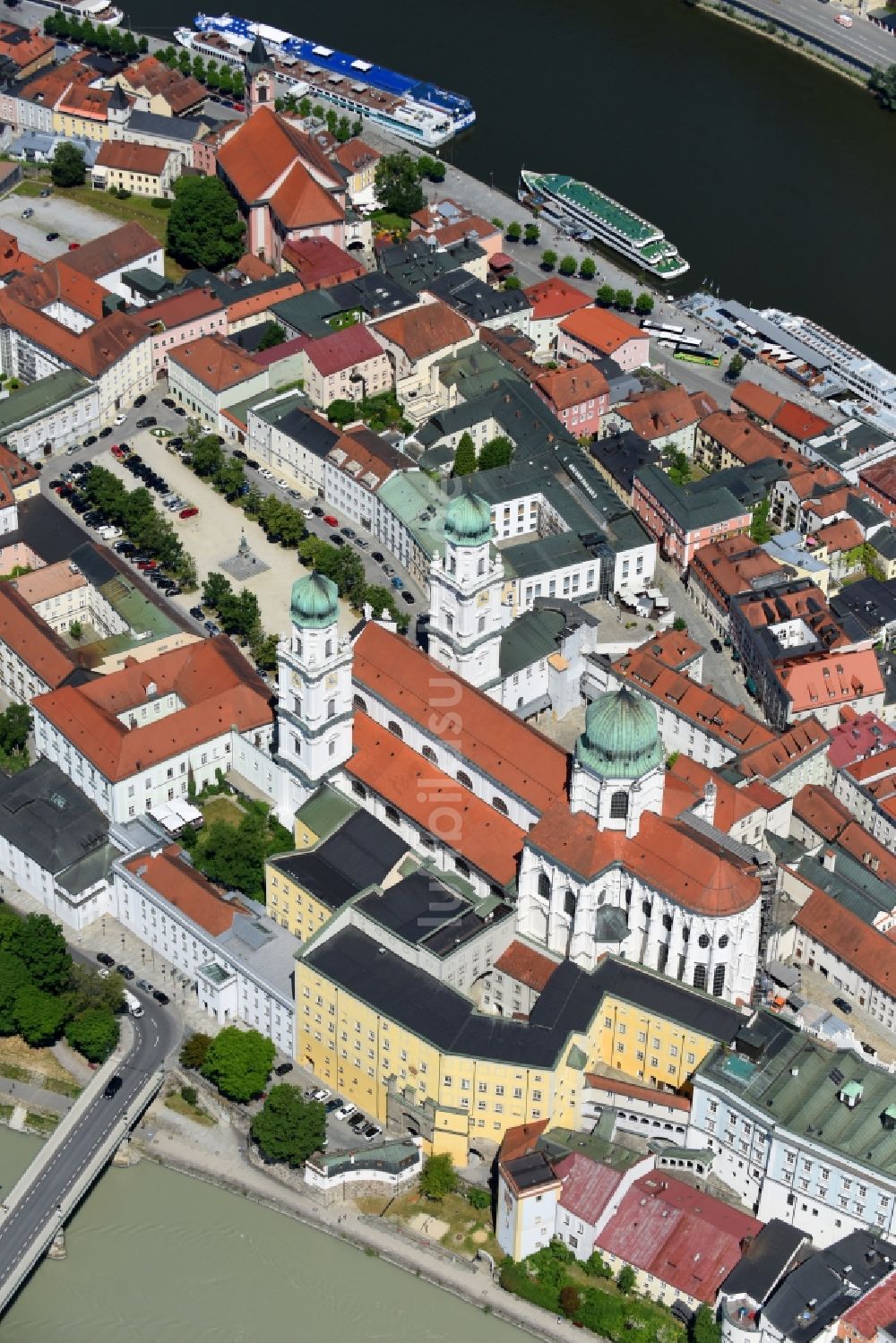 Luftbild Passau - Kathedrale - Dom St. Stephan am Domplatz in Passau im Bundesland Bayern, Deutschland