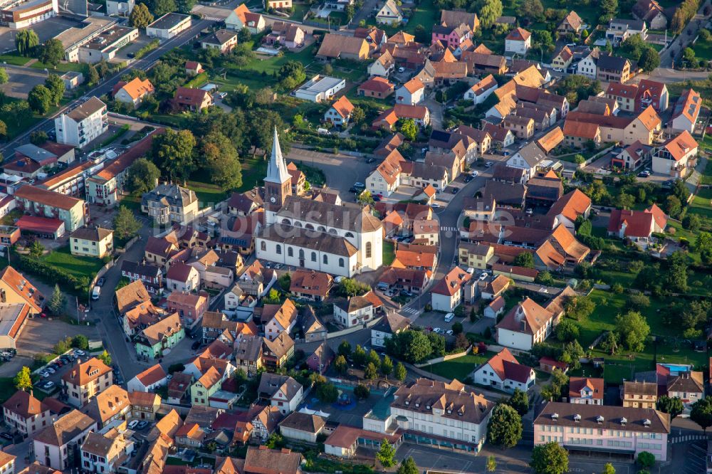 Luftaufnahme Hochfelden - Kirchengebäude der Eglise Catholique in der Ortsmitte in Hochfelden in Grand Est, Frankreich