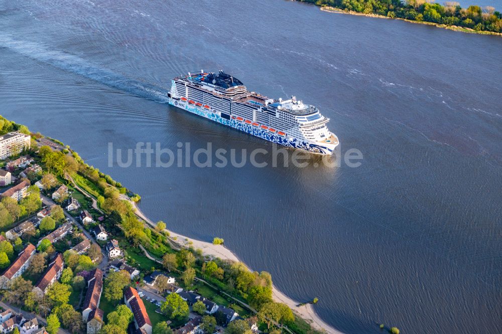 Schulau von oben - Kreuzfahrtschiff MSC Euribia in Fahrt auf der Elbe in Schulau im Bundesland Schleswig-Holstein, Deutschland