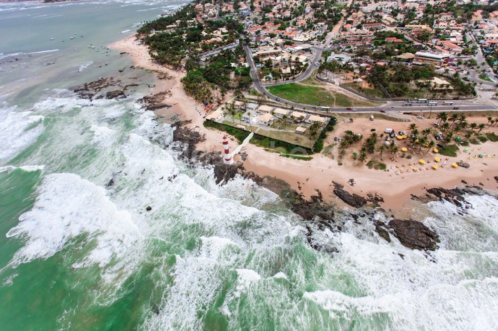 Luftaufnahme Salvador - Küstenbereich mit Strand an der Bucht Baja de Itapajipe im Stadtteil Ribeira von Salvador in der Provinz Bahia in Brasilien