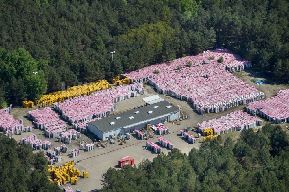 Luftaufnahme Michendorf - Lagerfläche ausrangierter Telefonzellen der Deutschen Telekom in Michendorf im Bundesland Brandenburg