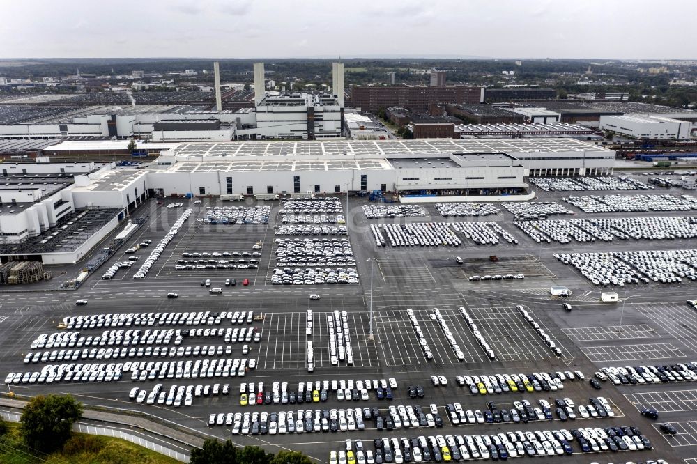 Wolfsburg von oben - Neufahrzeuge auf den Abstellflächen des VW - Volkswagenwerk in Wolfsburg im Bundesland Niedersachsen, Deutschland