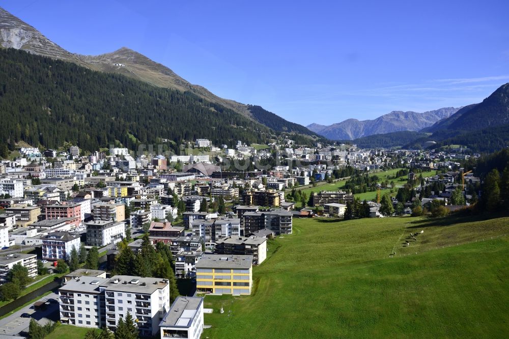 Luftaufnahme Davos - Ortsansicht im Talbereich in Davos im Kanton Graubünden, Schweiz