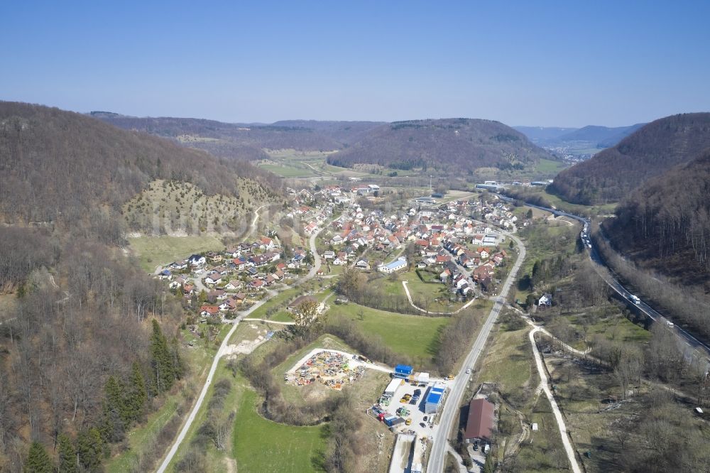 Luftaufnahme Mühlhausen im Täle - Ortsansicht im Talbereich in Mühlhausen im Täle im Bundesland Baden-Württemberg, Deutschland