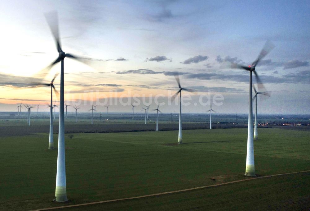 Luftbild Markee - Rotation bei Windenergieanlagen auf einem Feld in Markee im Bundesland Brandenburg, Deutschland