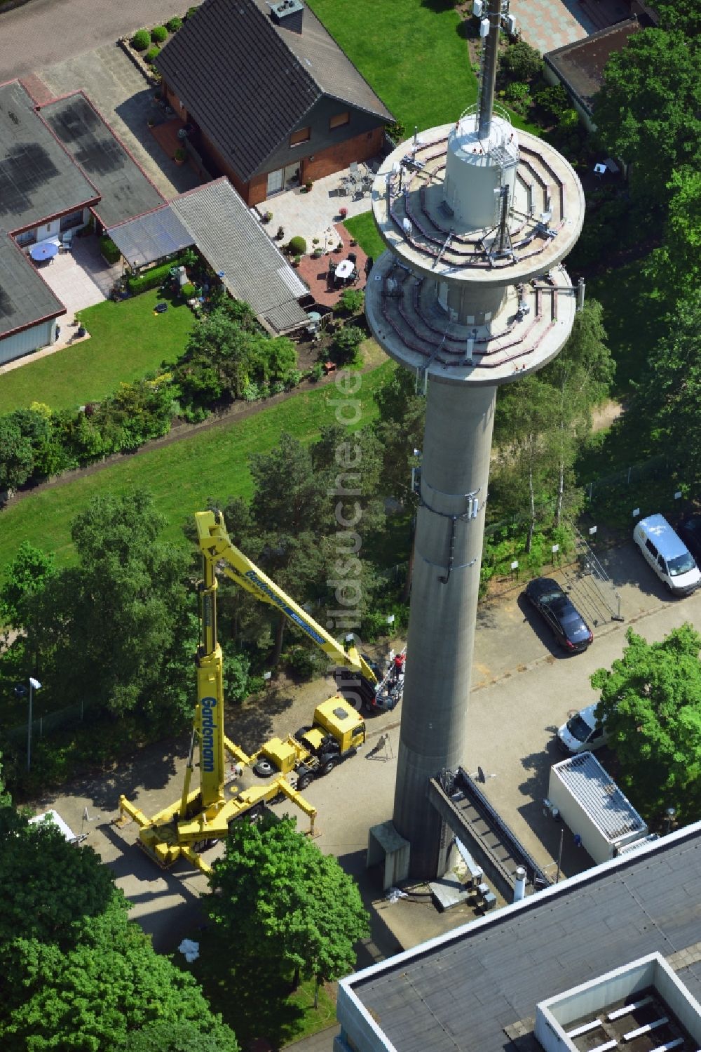 Luftaufnahme Kaltenkirchen - Sanierungsarbeiten am Antennenträger- Mast auf dem Fernsehturm- Umsetzer- Relaisstation in Kaltenkirchen im Bundesland Schleswig-Holstein