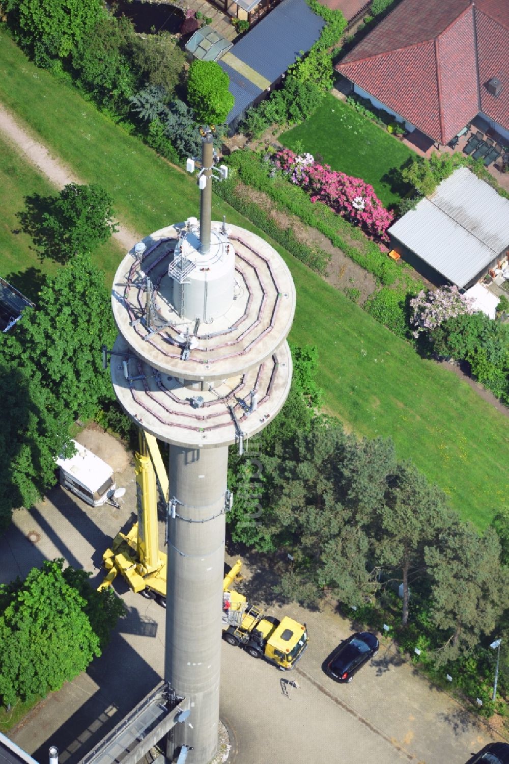 Kaltenkirchen von oben - Sanierungsarbeiten am Antennenträger- Mast auf dem Fernsehturm- Umsetzer- Relaisstation in Kaltenkirchen im Bundesland Schleswig-Holstein