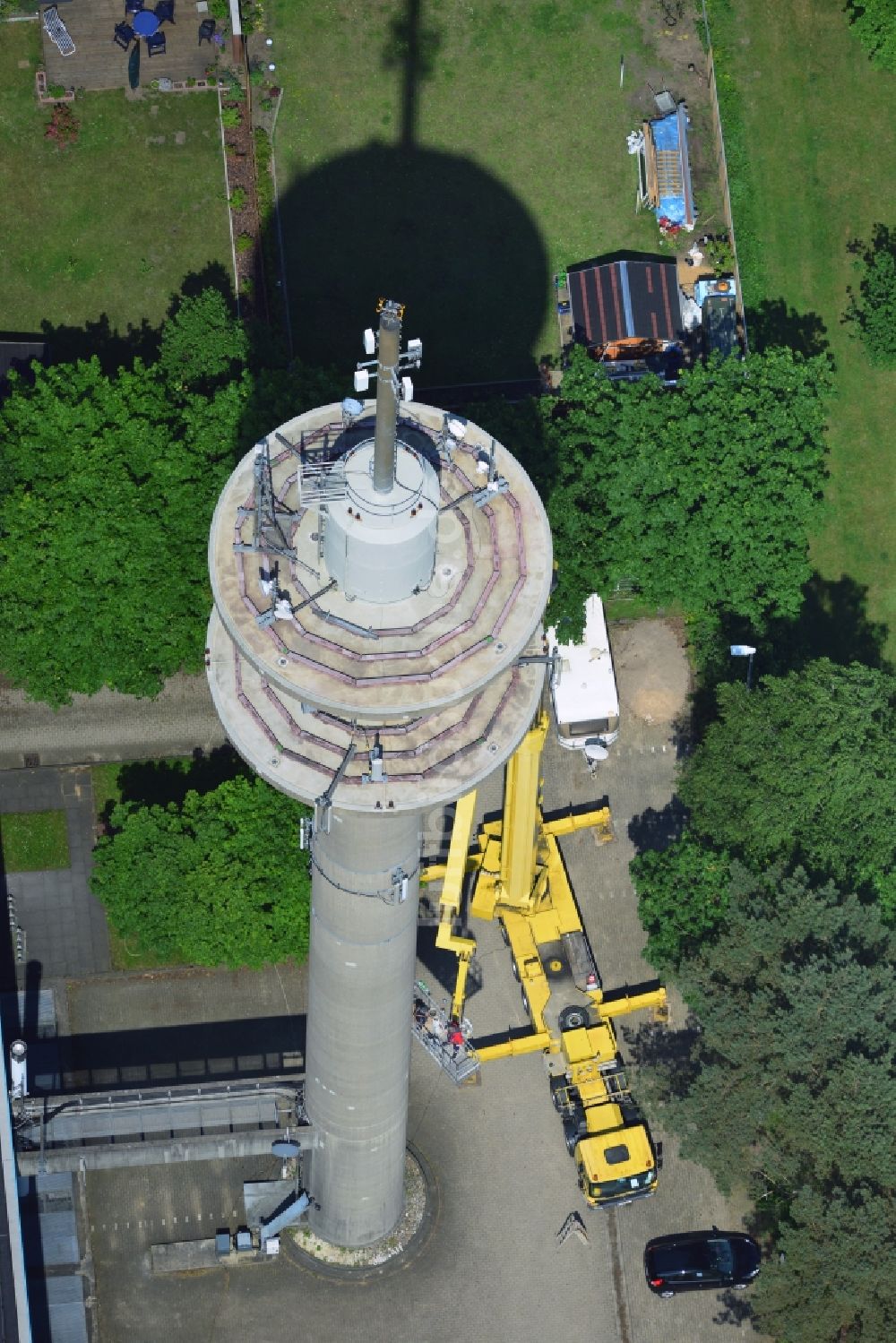 Luftbild Kaltenkirchen - Sanierungsarbeiten am Antennenträger- Mast auf dem Fernsehturm- Umsetzer- Relaisstation in Kaltenkirchen im Bundesland Schleswig-Holstein
