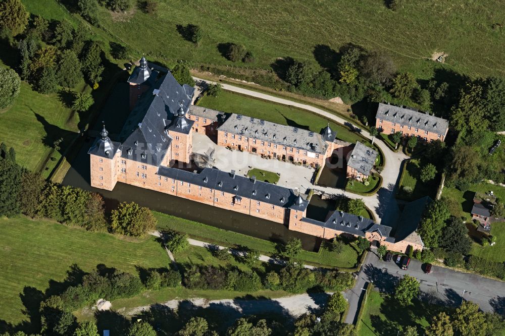 Kirchhundem aus der Vogelperspektive: Schloss Adolfsburg in Kirchhundem im Bundesland Nordrhein-Westfalen