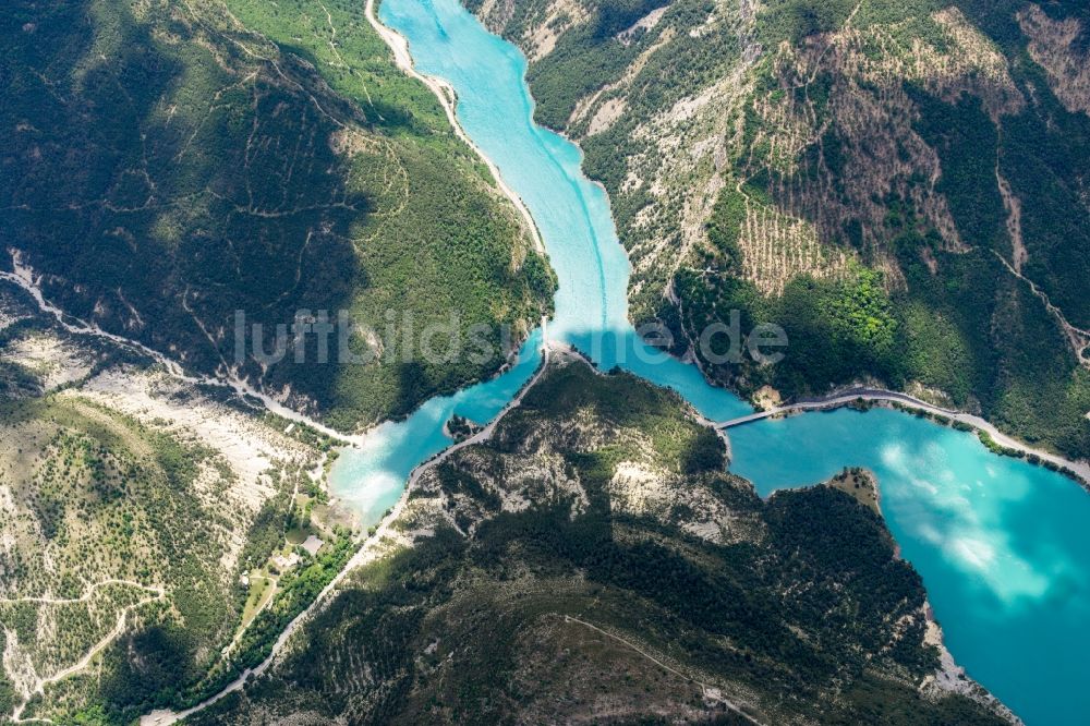 Angles von oben - Seen- Kette und Uferbereiche des Sees Lac de castillon in Angles in Provence-Alpes-Cote d'Azur, Frankreich