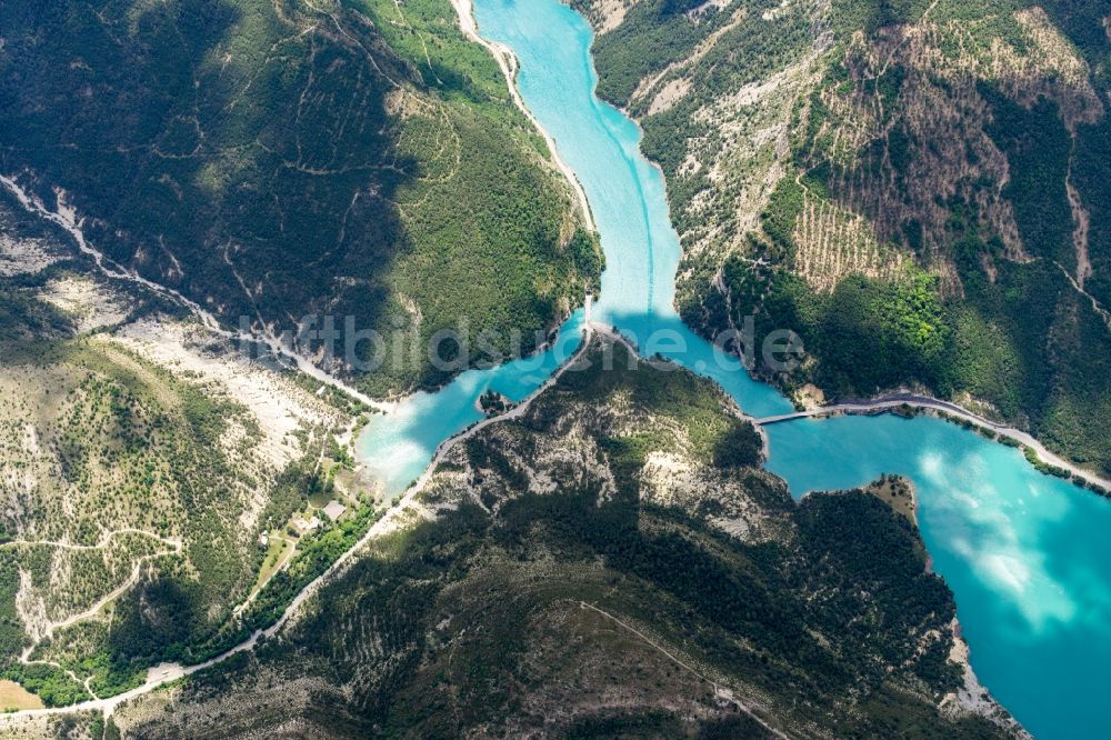 Angles aus der Vogelperspektive: Seen- Kette und Uferbereiche des Sees Lac de castillon in Angles in Provence-Alpes-Cote d'Azur, Frankreich