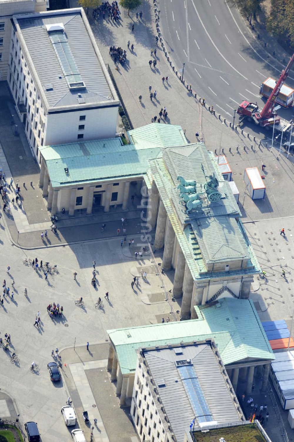 Berlin Mitte von oben - Sehenswürdigkeit Brandenburger Tor am Pariser Platz in Berlin-Mitte
