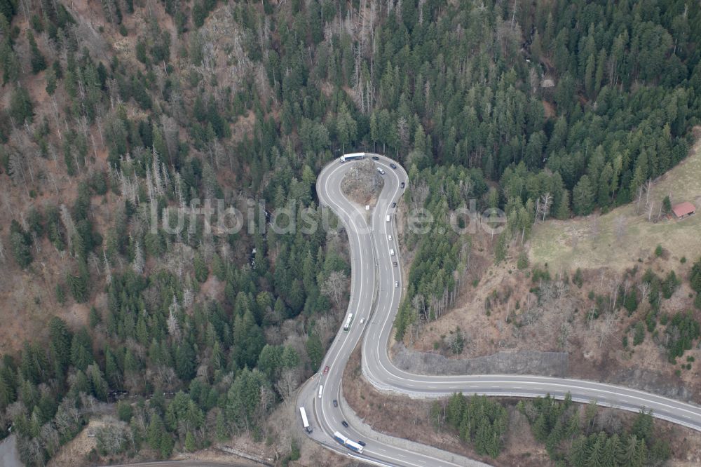 Luftaufnahme Höllsteig - Serpentinenförmiger Kurvenverlauf einer Straßenführung B31 Höllental in Höllsteig im Bundesland Baden-Württemberg, Deutschland