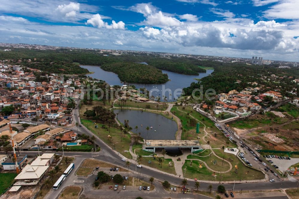 Salvador aus der Vogelperspektive: Stadt- Park mit Seenlandschaft des Mirante do Parque Metropolitano de Pituacu in Salvador in der Provinz Bahia in Brasilien