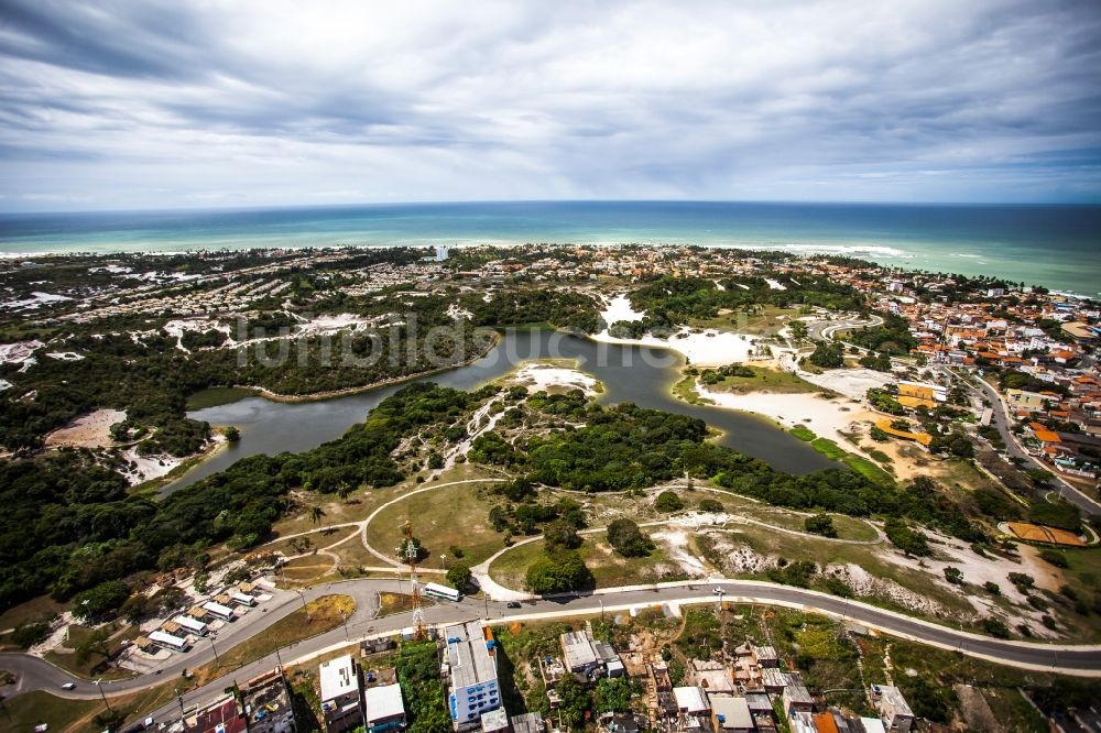 Salvador von oben - Stadt- Park mit Seenlandschaft des Mirante do Parque Metropolitano de Pituacu in Salvador in der Provinz Bahia in Brasilien