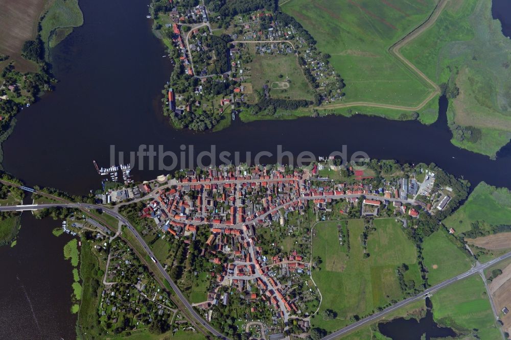 Havelsee von oben - Stadtansicht vom Innenstadtbereich und Stadtzentrum am Ufer des Beetzsees in Havelsee im Bundesland Brandenburg