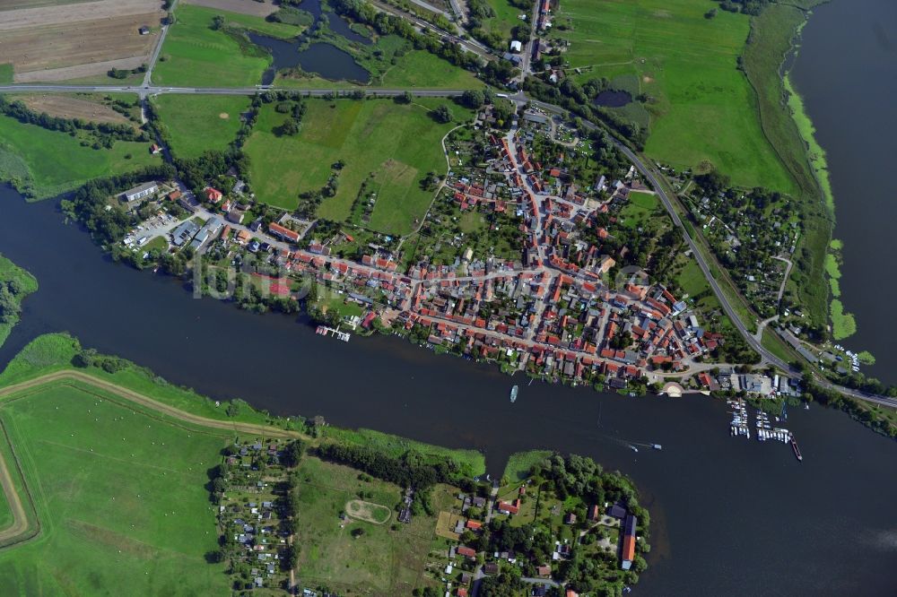 Havelsee von oben - Stadtansicht vom Innenstadtbereich und Stadtzentrum am Ufer des Beetzsees in Havelsee im Bundesland Brandenburg