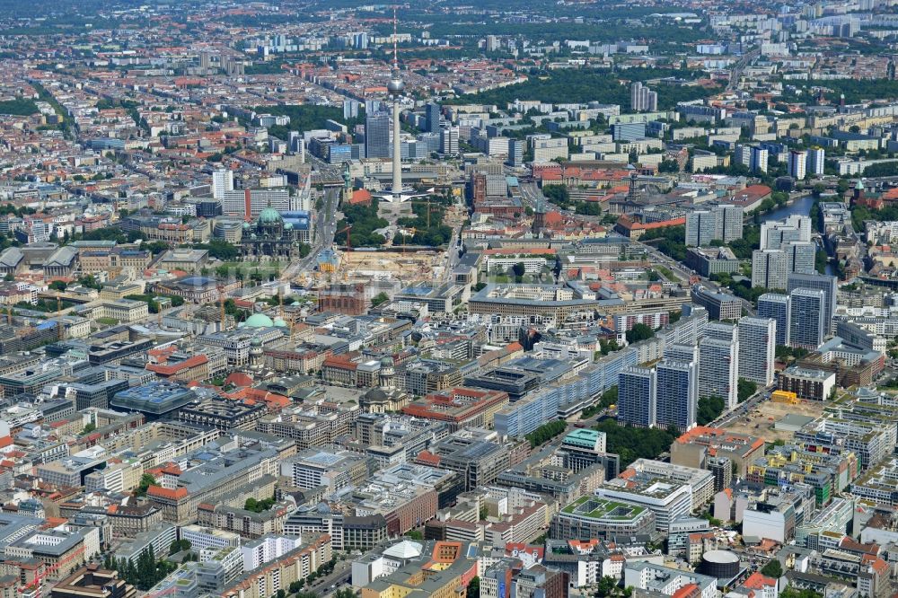 Berlin aus der Vogelperspektive: Stadtansicht auf das Stadtzentrum Ost am Berliner Fernsehturm in Berlin Mitte