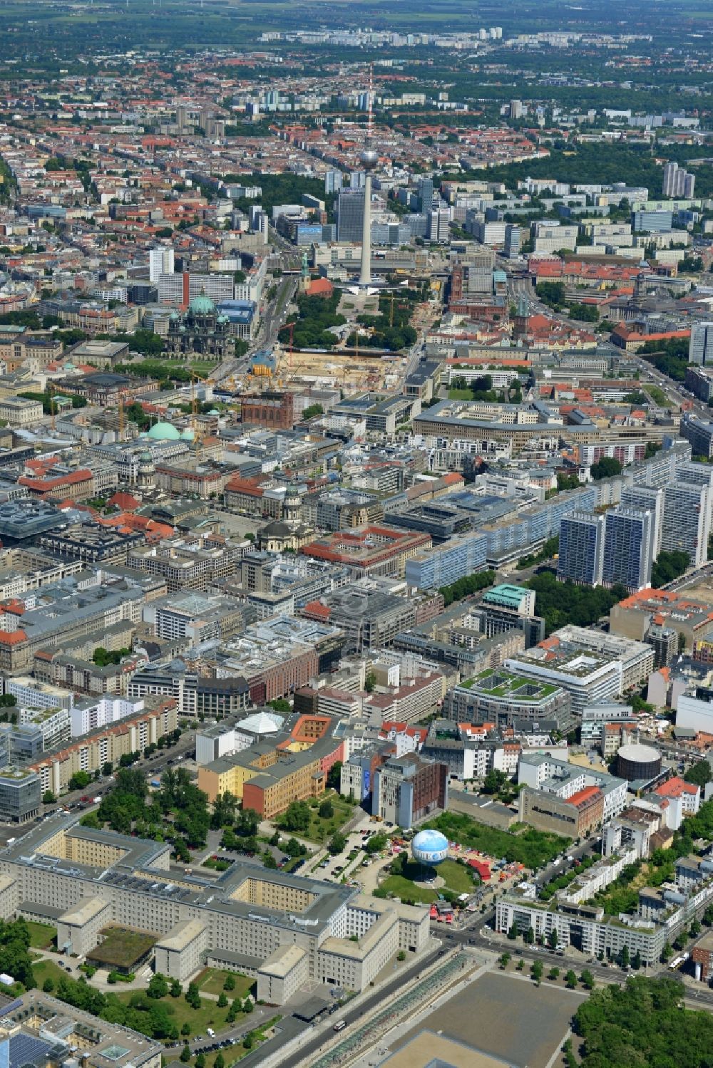 Berlin von oben - Stadtansicht auf das Stadtzentrum Ost am Berliner Fernsehturm in Berlin Mitte