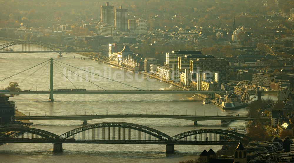 Luftaufnahme Köln - Stadtansicht am Ufer des Flussverlaufes Rhein mit Blick auf die Rheinauhalbinsel in Köln im Bundesland Nordrhein-Westfalen, Deutschland