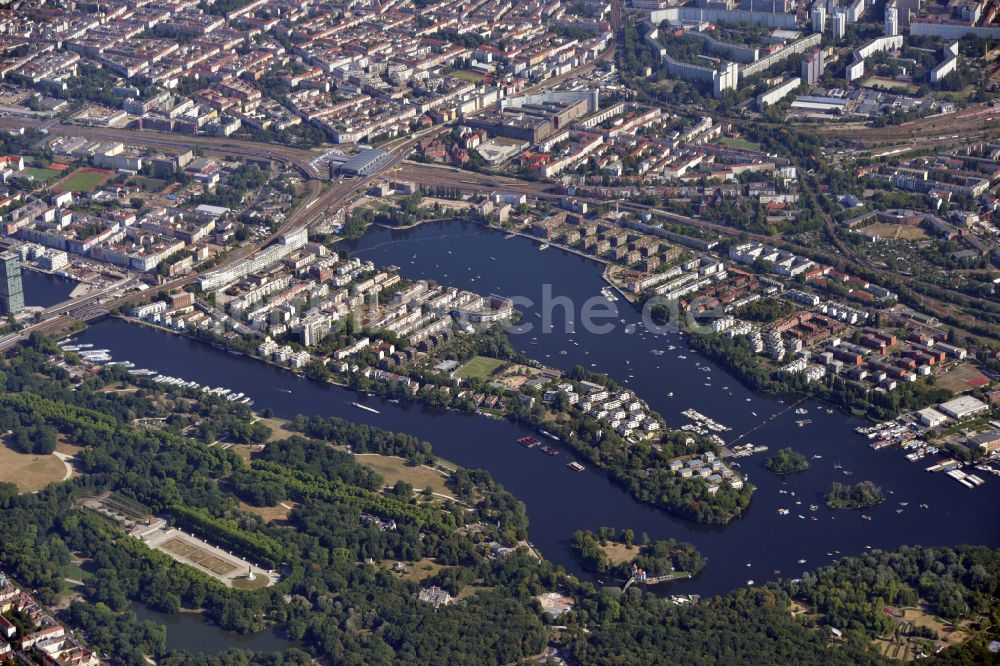 Berlin von oben - Stadtansicht am Ufer des Flußverlaufes der Spree - Halbinsel Stralau - Rummelsburger See im Ortsteil Friedrichshain in Berlin, Deutschland