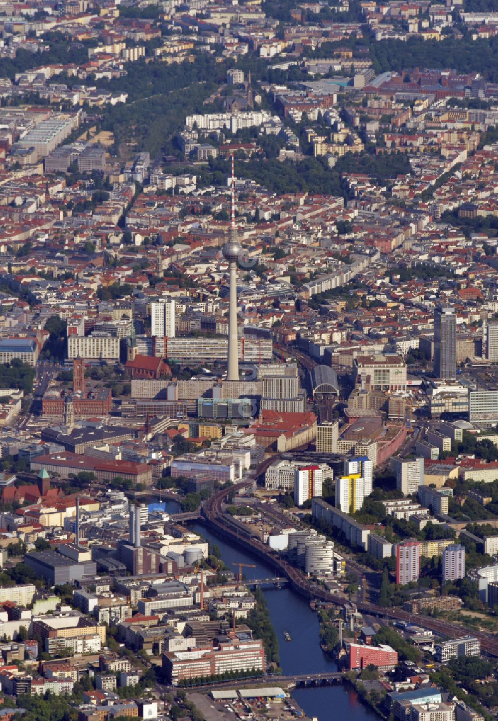 Luftaufnahme Berlin - Stadtzentrum im Innenstadtbereich Mitte im Osten in Berlin
