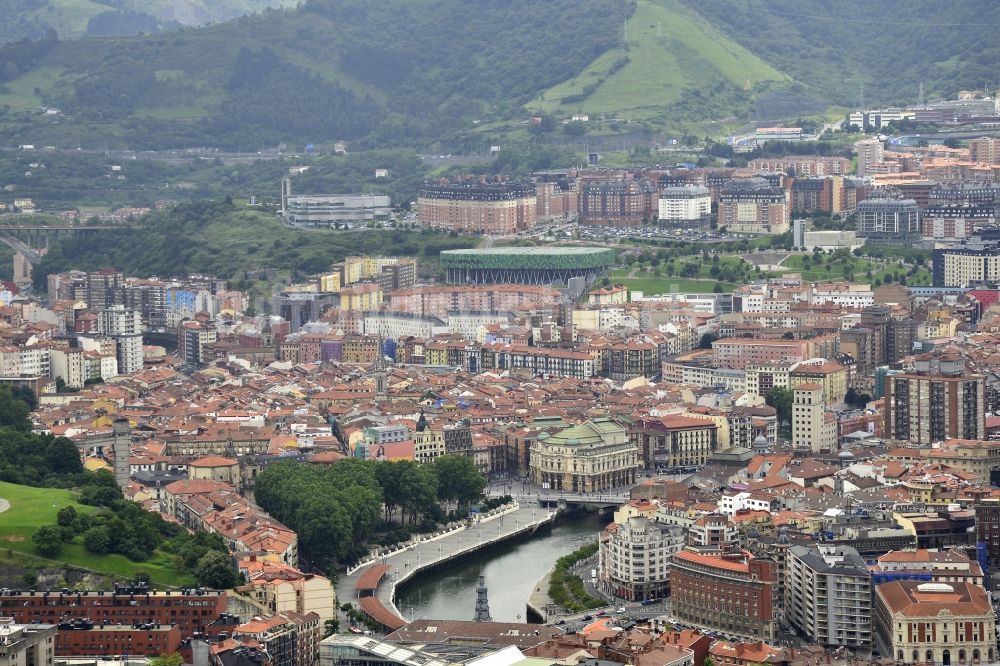 Bilbo von oben - Stadtzentrum im Innenstadtbereich am Ufer des Flußverlaufes Ria del Nervion O de Bilbao in Bilbo in Euskadi, Spanien
