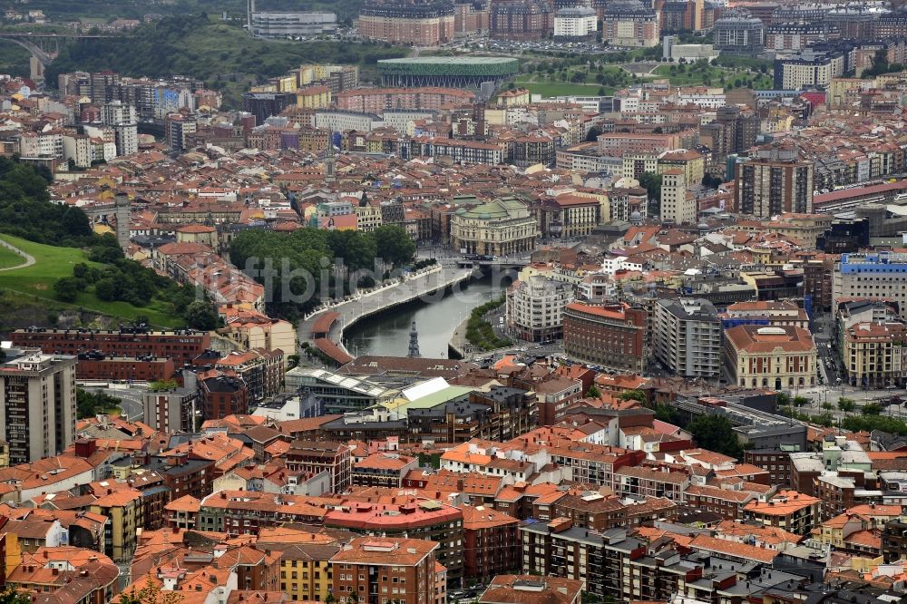 Bilbo aus der Vogelperspektive: Stadtzentrum im Innenstadtbereich am Ufer des Flußverlaufes Ria del Nervion O de Bilbao in Bilbo in Euskadi, Spanien