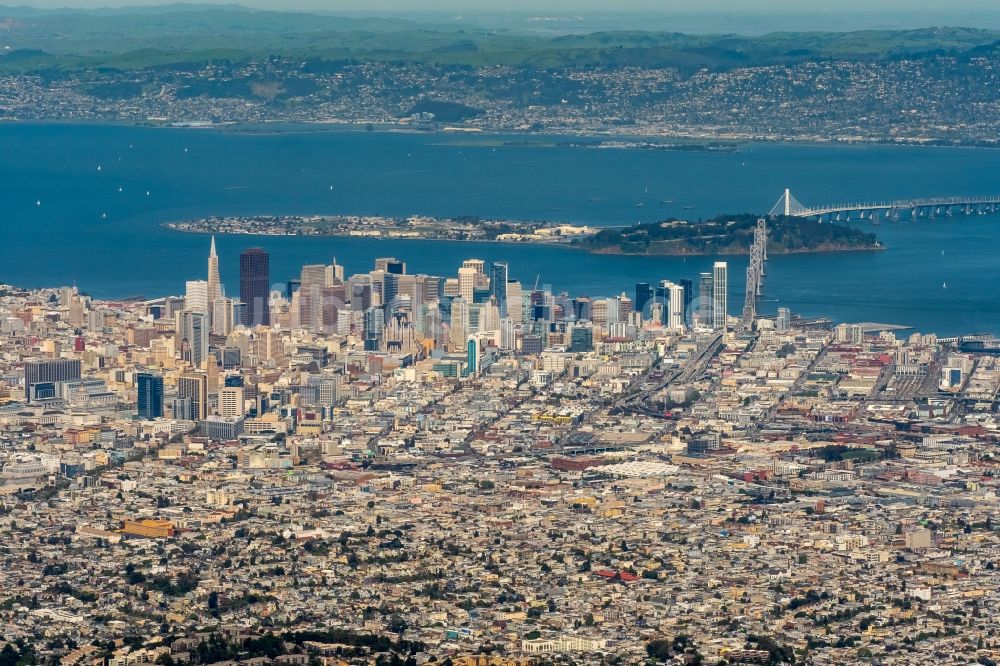 San Francisco von oben - Stadtzentrum mit der Skyline im Innenstadtbereich in San Francisco in Kalifornien, USA