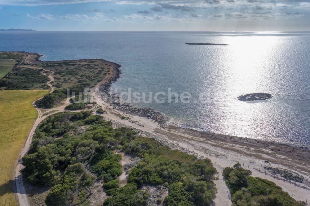 Luftbild Ses Salines - Strand von Ses Salines an der Mittelmeerküste der der spanischen Baleareninsel Mallorca in Spanien