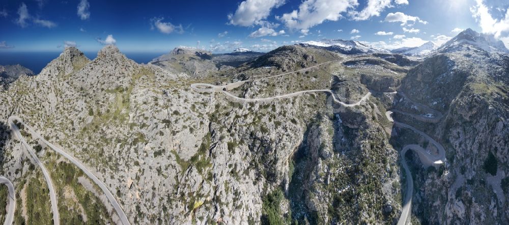 Escorca aus der Vogelperspektive: Straßenverlauf des sogenannten Krawattenkonoten an der felsigen Mittelmeerküste der der spanischen Baleareninsel Mallorca in Spanien
