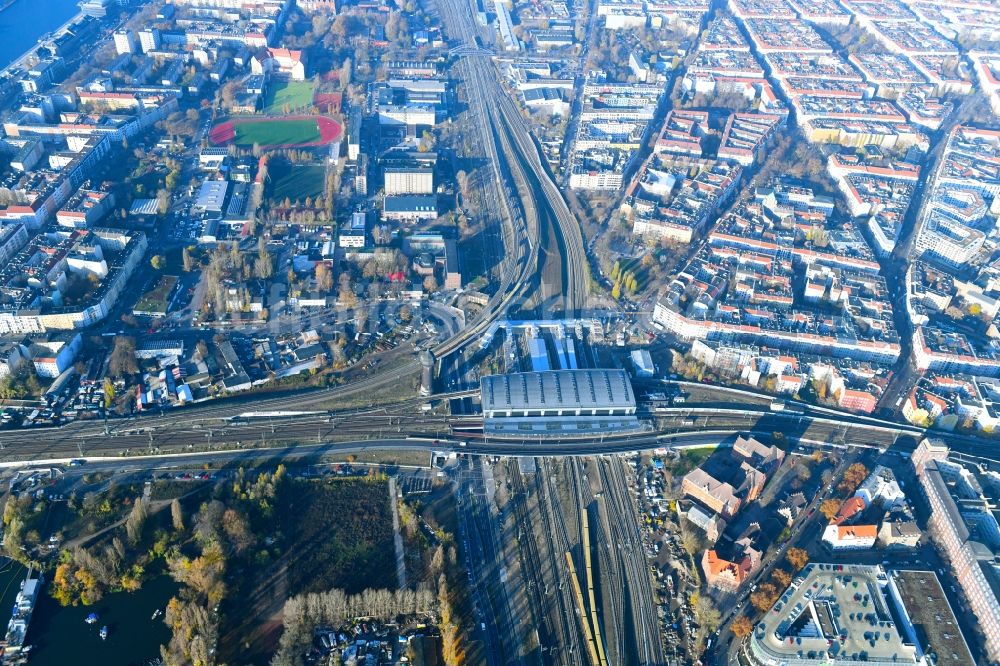 Luftaufnahme Berlin - Strecken- Ausbau am Bahnhof Ostkreuz im Stadtteil Friedrichshain von Berlin